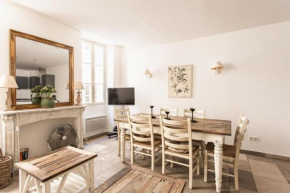 Air conditioned apartment furnished with 2 bedrooms near the old port